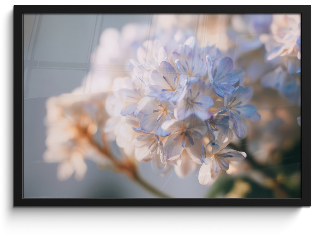 FrameYourWall Poster in lijst - Fotolijst 60x40 cm - Posters - Bloemen - Lichtblauw - Wazig - Trosje - Posterlijst zwart - Decoratie - Wanddecoratie woonkamer - Muurdecoratie slaapkamer