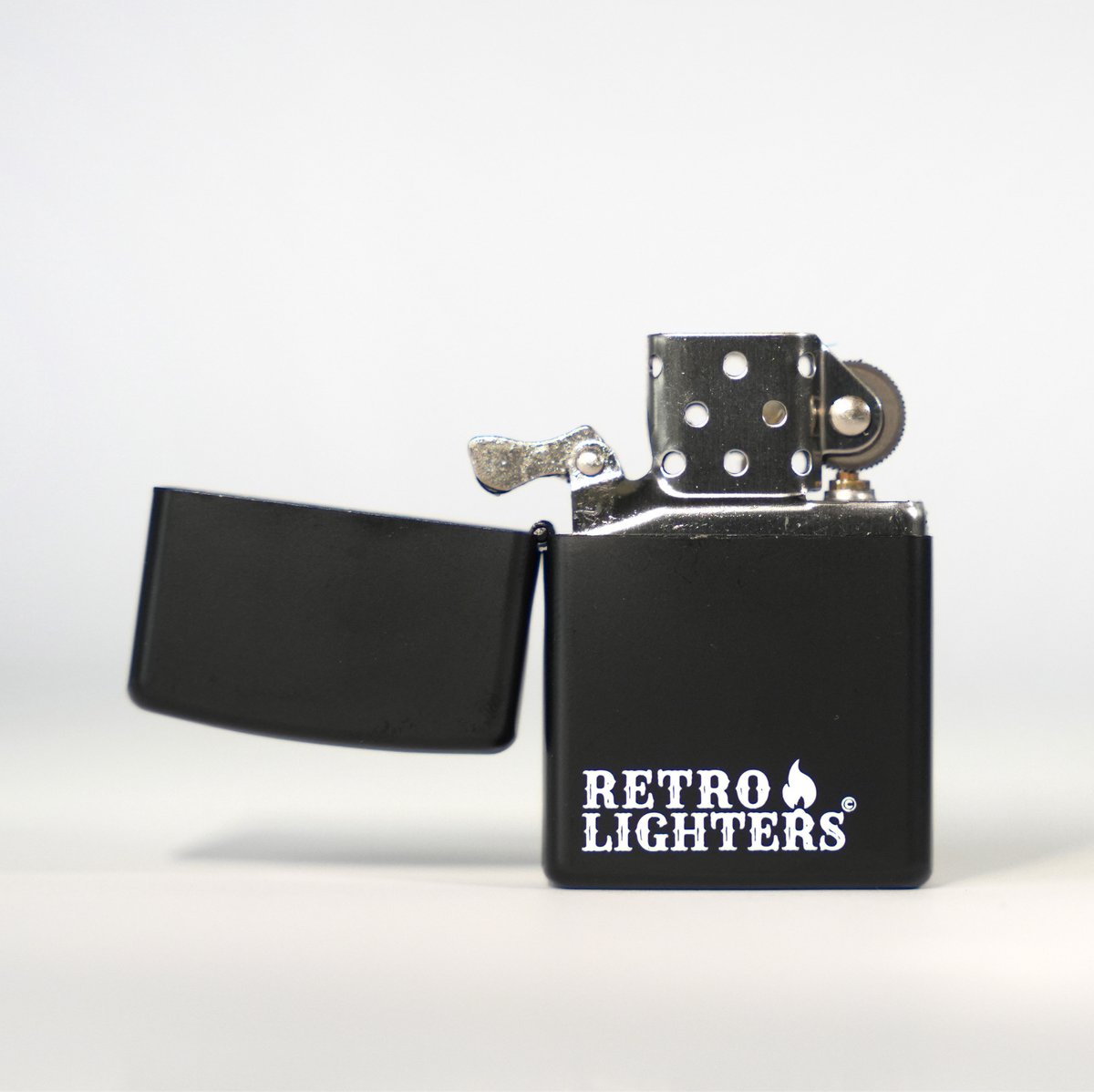 Klassieke Retro Benzine Aansteker – Windproof & Navulbaar – Perfect voor Sigaretten, Pijp & Kaarsen – Hoogwaardige Vintage Lighter met 2 Jaar Garantie – Uniek Geschenk