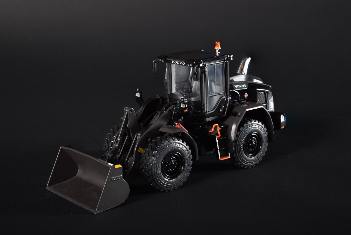 AT Collections Volvo L60H Wiellader - Limited Black Edition 1:32