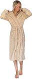 Lange beige badjas met capuchon van zacht fleece, model staat, handen bij capuchon.