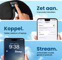 Une main appuie sur les boutons bluetooth du masque de nuit noir. Couplage avec tablette, téléphone ou ordinateur portable. Diffusion de musique, son ou podcast.