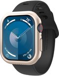 Starlightkleurig Spigen hoesje op een Apple Watch met zwart bandje.
