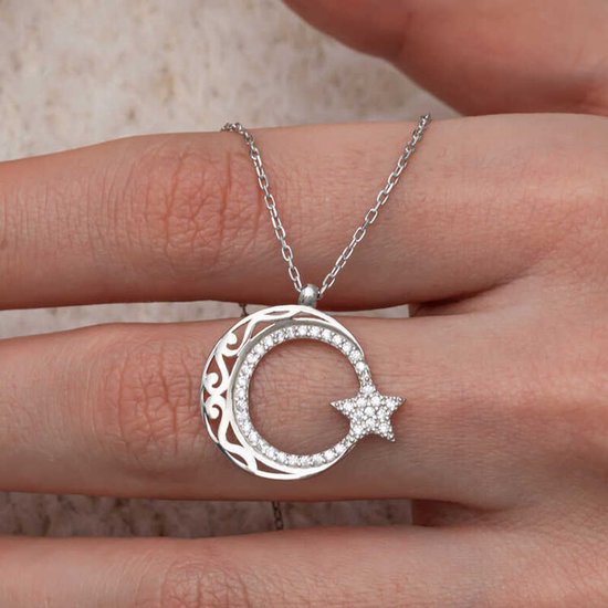 Halve Maan Fotoprojectie Ketting – Eefje Elise Halve Maan Fotoprojectie Ketting – Eefje Elise