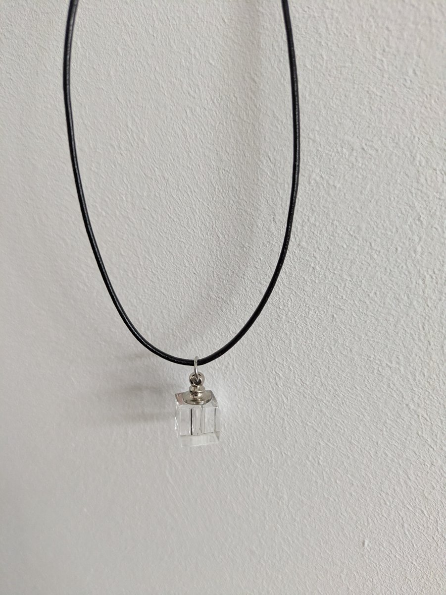 Leren ketting 50cm met chirurgisch staal verlengstukje en glas kubusje voor as