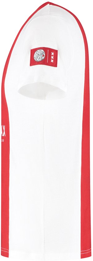 Zijaanzicht van een wit T-shirt met rode verticale baan en op de mouw een Ajax embleem.