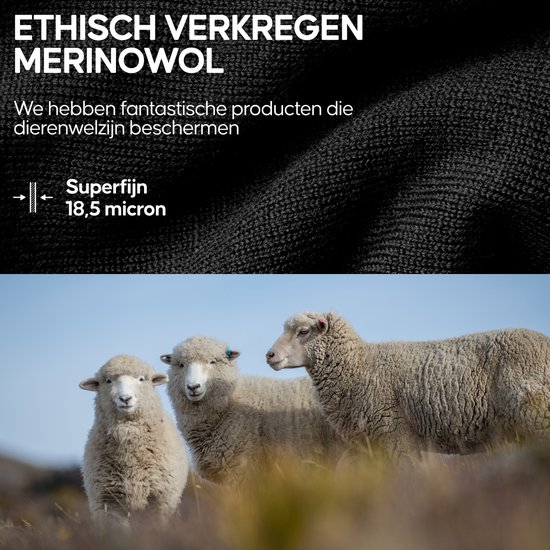 Close-up van zwarte merinowollen stof met de tekst 'Superfijn 18,5 micron' en drie schapen op een heuvel.