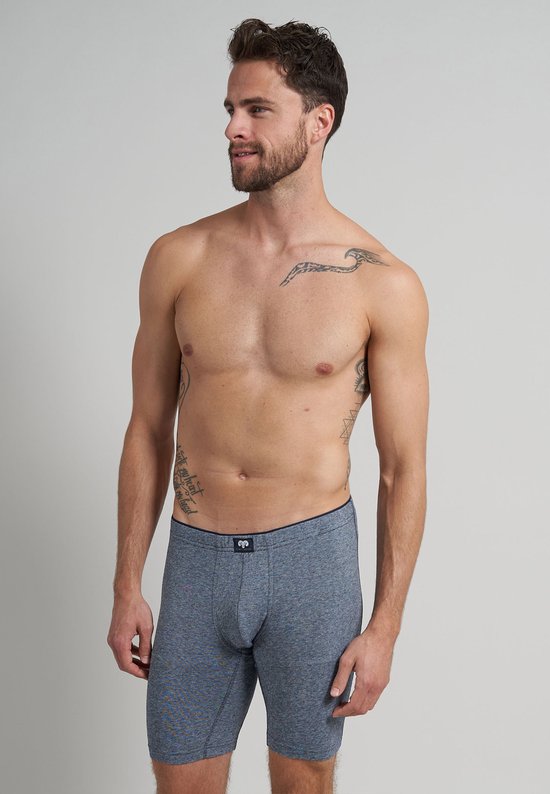Man van voren gezien in een grijze gestreepte boxer met lange pijpen.