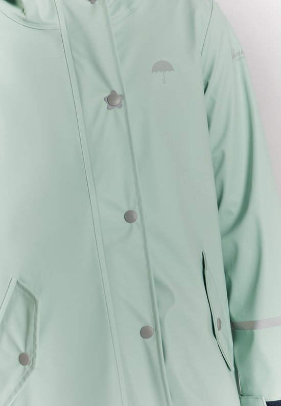 Detail van een lichtgroene regenjas met drukknoopjes, een paraplu-logo en een zak.