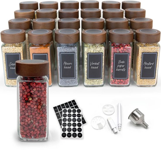 Ensemble de 24 pots à épices en verre avec couvercles en bois, remplis d'épices variées. Accessoires inclus.