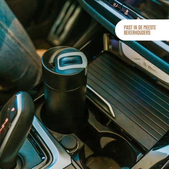Zwarte Kambukka thermosbeker in een bekerhouder in een auto.
