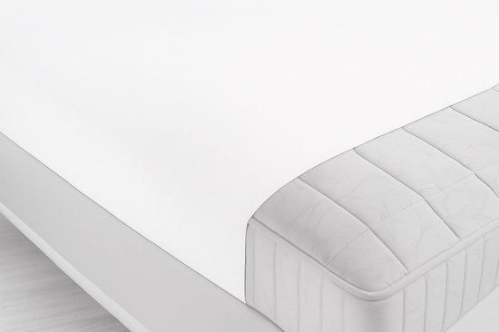 Een witte matrasbeschermer wordt over een gestreepte matras geschoven.