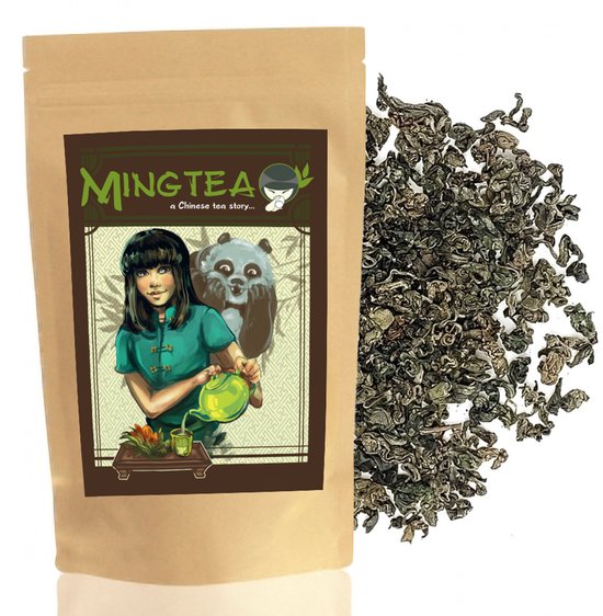 Een bruine zak met Mingtea logo en een afbeelding van een meisje en panda, met gedroogde Gynostemma kruiden ernaast.