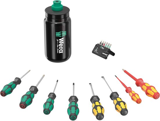 Un ensemble d'outils Wera, comprenant une bouteille, un porte-embout, quatre tournevis plats et quatre tournevis cruciformes verts et jaunes.
