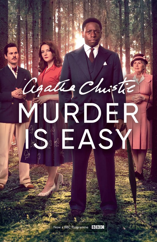 Agatha Christie : Meurtre facile. Quatre personnes dans une forêt, dont un homme en costume sombre.