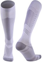 Een paar lichtgrijze compressiekousen met grijze accenten en verticale ribbels.