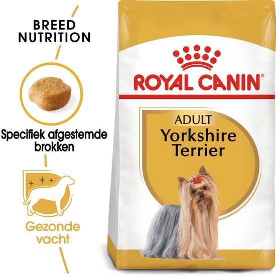 Gouden zak hondenvoer met rode opdruk 'ROYAL CANIN'. Een Yorkshire Terriër met rode strik in zijn haar staat afgebeeld.