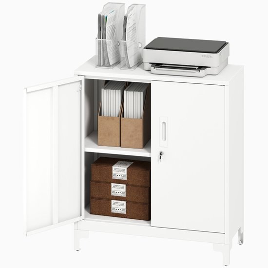 Witte metalen kast met open deur, met printer en mappen op de bovenkant.