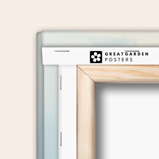Detail van de achterkant van een canvas met het logo 'GREATGARDEN POSTERS' en houten frame.