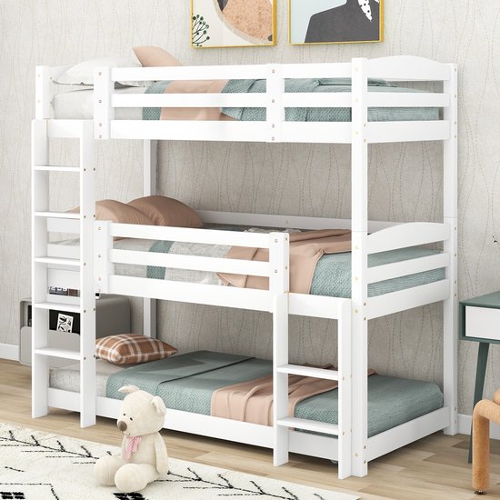 Wit driepersoons stapelbed in een kamer met teddybeer, dekens en kussens.