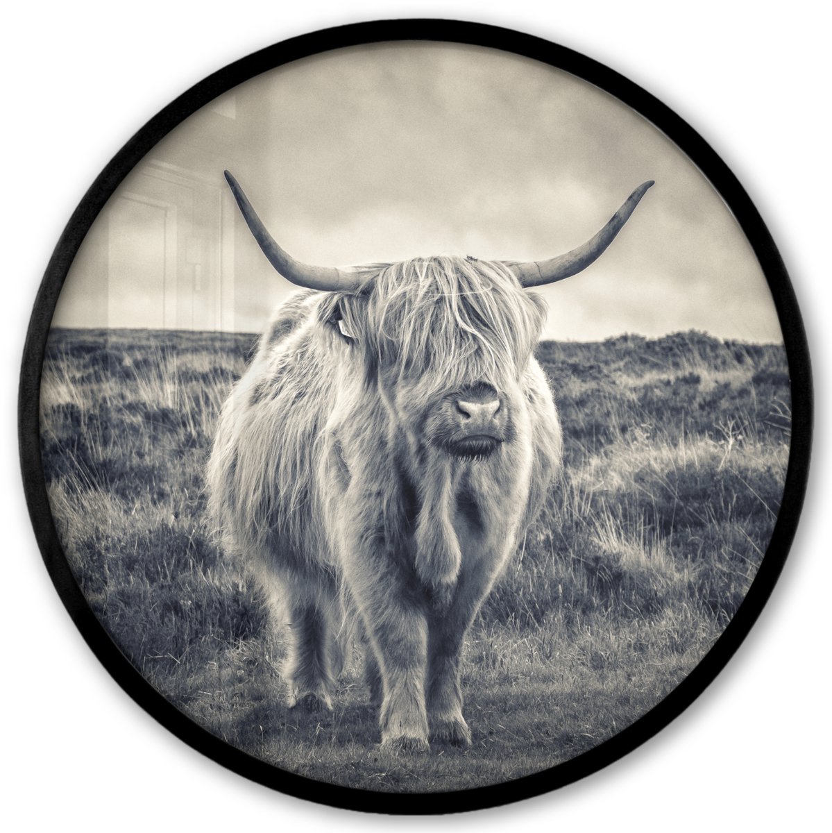 FrameYourWall Poster in lijst Rond - Fotolijst 40x40 cm - Posters - Schotse hooglander - Dieren - Wolken - Koe - Natuur - Ronde posterlijst zwart - Decoratie - Wanddecoratie woonkamer - Muurdecoratie slaapkamer