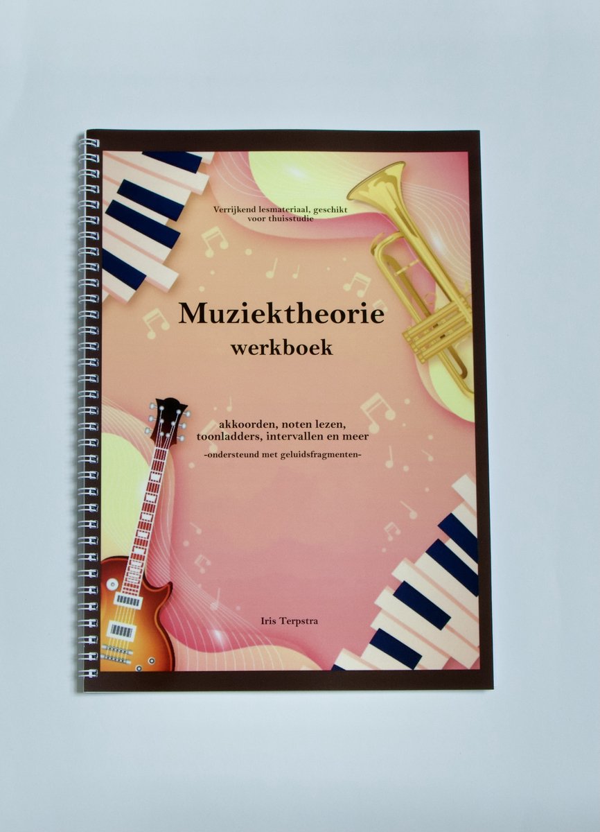 Omslag van Muziektheorie werkboek - akkoorden - oefenen - noten lezen - met audio - oefenboek - verrijkend lesmateriaal voor thuis of bij muziekles