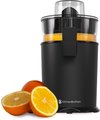 Zwarte elektrische citruspers met transparant deksel, naast een hele en een halve sinaasappel op witte achtergrond.