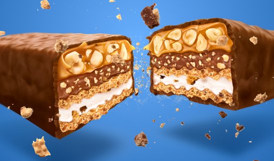 Een Knoppers NutBar gebroken in tweeën, met zichtbare lagen van hazelnoot, karamel en chocolade.