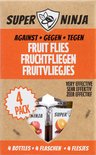 Verpakking met 4 flessen Super Ninja tegen fruitvliegjes. De doos is oranje met zwarte tekst. Op de doos staat 'SUPER NINJA', 'AGAINST GEGEN TEGEN FRUIT FLIES FRUCHTFLIEGEN FRUITVLIEGIES', '4 PACK' en 'VERY EFFECTIVE SEHR EFFEKTIV ZEER EFFECTIEF'. Twee flessen zijn zichtbaar.