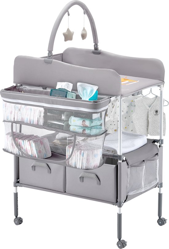 Grijze commode met luierhouders, lades en mobiel speelgoed.