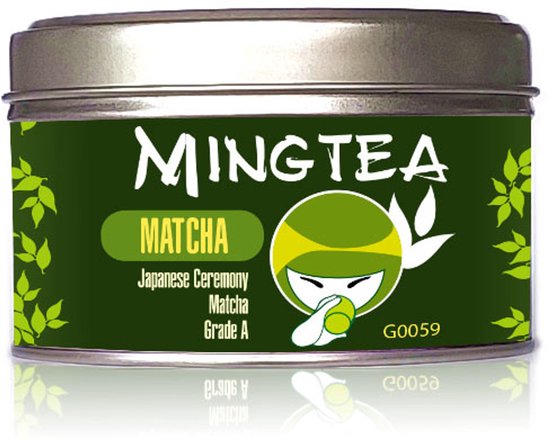 Blikje Mingtea Matcha, Japanse Ceremonie Grade A, met groene bladeren en een geanimeerd personage.