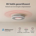 Witte X-Sense rookmelder gemonteerd aan een plafond met een rode gloed eromheen. Iconen tonen certificering, hittebestendigheid, stofcompensatie en modern design.