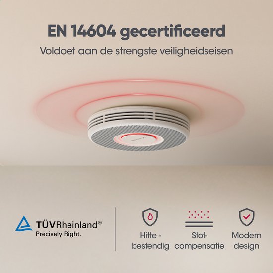 Witte X-Sense rookmelder gemonteerd aan een plafond met een rode gloed eromheen. Iconen tonen certificering, hittebestendigheid, stofcompensatie en modern design.