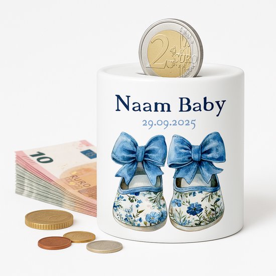 Witte spaarpot met 'Naam Baby' en datum '29.09.2025'. Twee blauwe strikjes en schoentjes met blauwe bloemenprint. Euro munt en briefgeld ernaast.