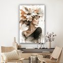 Une femme portant une grande coiffe florale dans des tons doux de beige et de brun, vêtue d'un haut noir.
