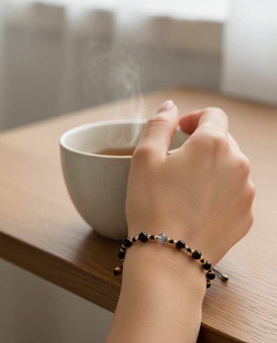 Bracelet en cordon noir à perles pour femme – bracelet ajustable avec détails dorés