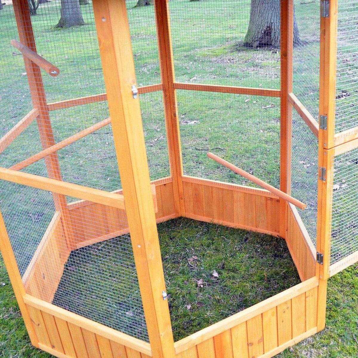 LotaHome - Vogelkooi - Volière - Vogelhuis - Weerbestendig - Dierenverblijf voor Vogels - Vogelverblijf - Papegaaienkooi - Parkietenkooi - Met Dakleer en Sterk Gaas - Veilige en Comfortabele Leefomgeving - Vurenhout - Bruin - 106x122x160cm thumbnail 4