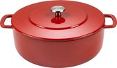 Rode gietijzeren braadpan met deksel, op zwarte achtergrond.