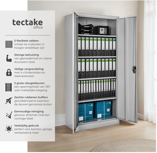 Grijze archiefkast met open deuren, vol met ordners, een kluisje en dozen. De kast is gevuld en staat in een woonkamer.