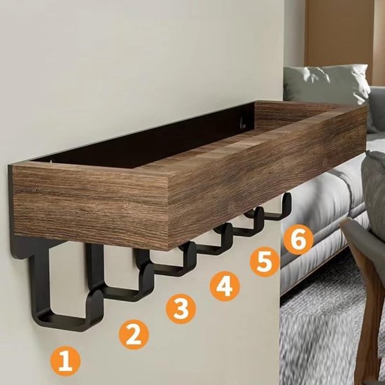 Houten wandplank met zwarte metalen ophanging en zes haken.