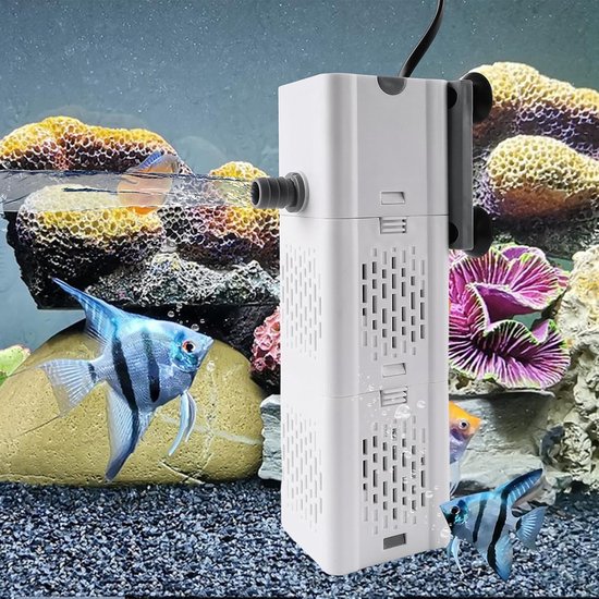 Wit aquariumfilter met perforaties en zuignappen, in aquarium met koraal en vissen.