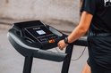 Close-up van het bedieningspaneel van de Focus Fitness Jet 4 loopband.