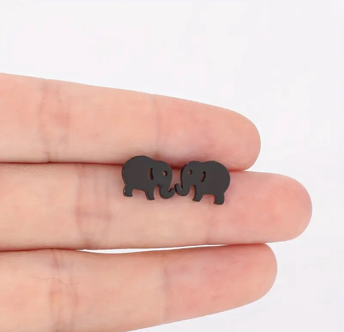 GoedeDoelen.Shop | RVS Oorbellen Olifant Black | Oorstekers | Zwart Gekleurd | Olifant | Elephant | Kracht | Geduld | Olifanten Sieraad
