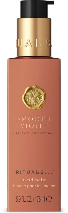 Een roze fles Rituals Smooth Violet handbalsem met gouden dop en label op zwarte achtergrond.