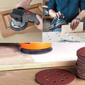 Mannen gebruiken schuurmachines om houten oppervlakken glad te maken.