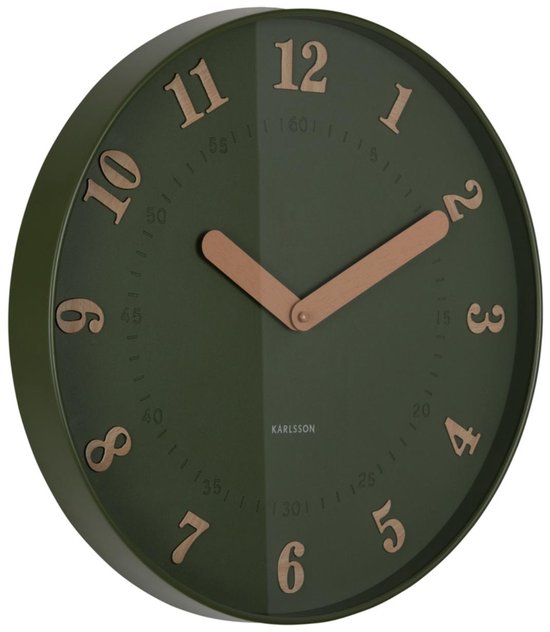 Groene Karlsson klok met koperkleurige wijzers en cijfers. De klok heeft een moderne, minimalistische uitstraling.