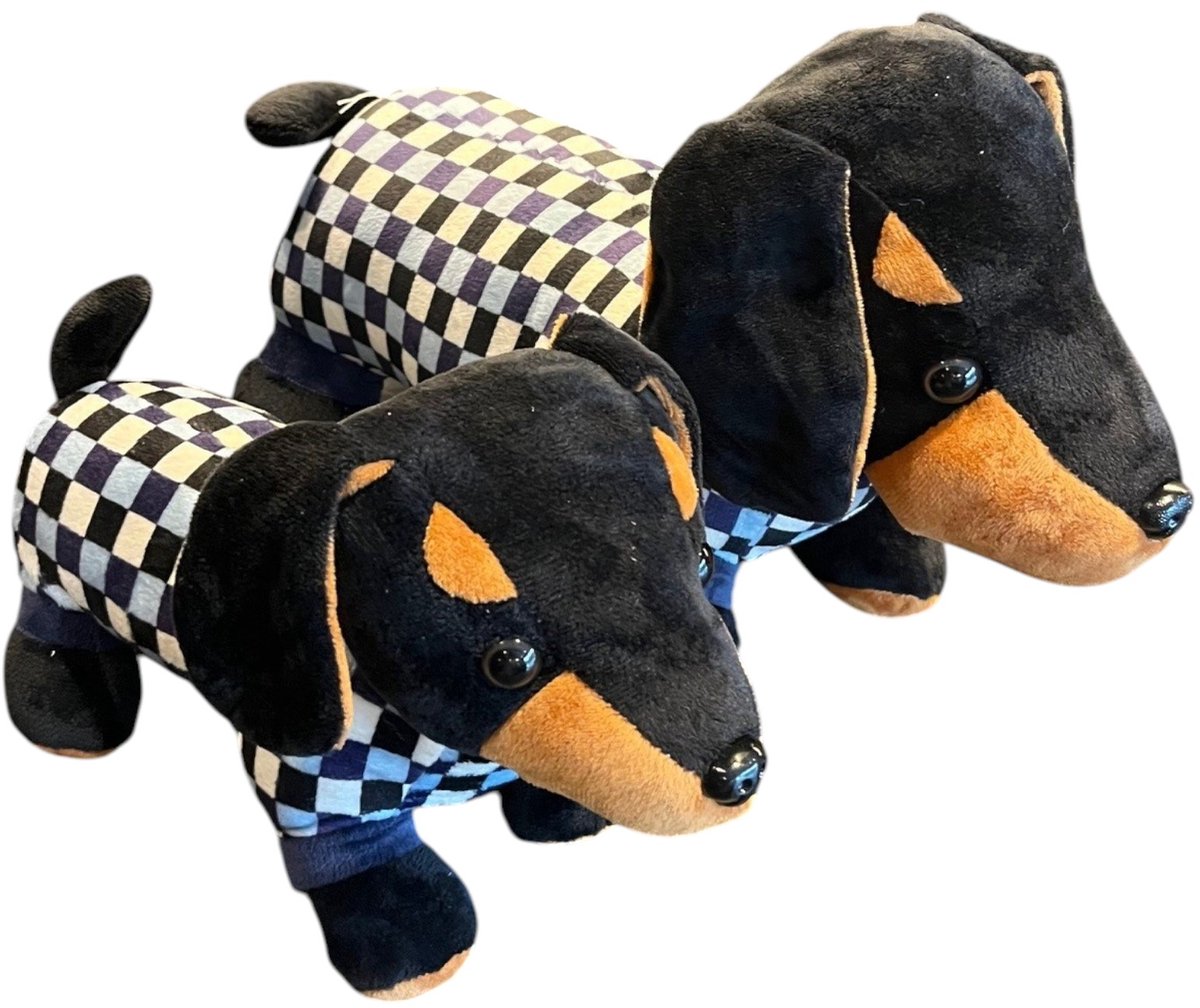 Teckel - set Teckelknuffels groot (40x26cm) en klein (30x17cm) - Knuffel - Pluche - Pluche hond - Hond - Zwart - Geruit - Teckel pyjama - Knuffeldier - Teckel knuffel - Pluche teckel - Zwart teckel