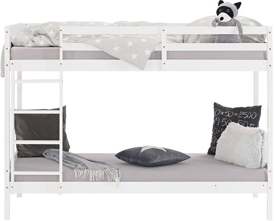 Wit stapelbed met sterren dekbedovertrek en decoratieve kussens
