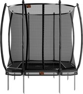 Zwarte Avyna Pro-Line trampoline met veiligheidsnet, gezien vanaf de voorkant.