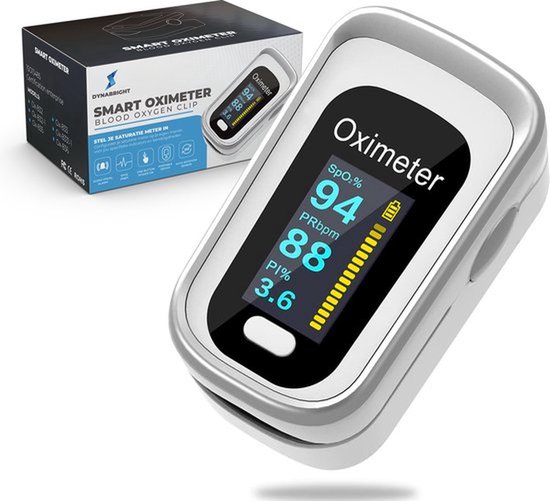 DynaBright saturatiemeter met doosje. Scherm toont '94 SpO2%, 88 PRbpm, PI% 3.6'.
