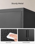 Detail van de hoek van een stevige zwarte metalen kast. Hand die oppervlak afveegt met doek.